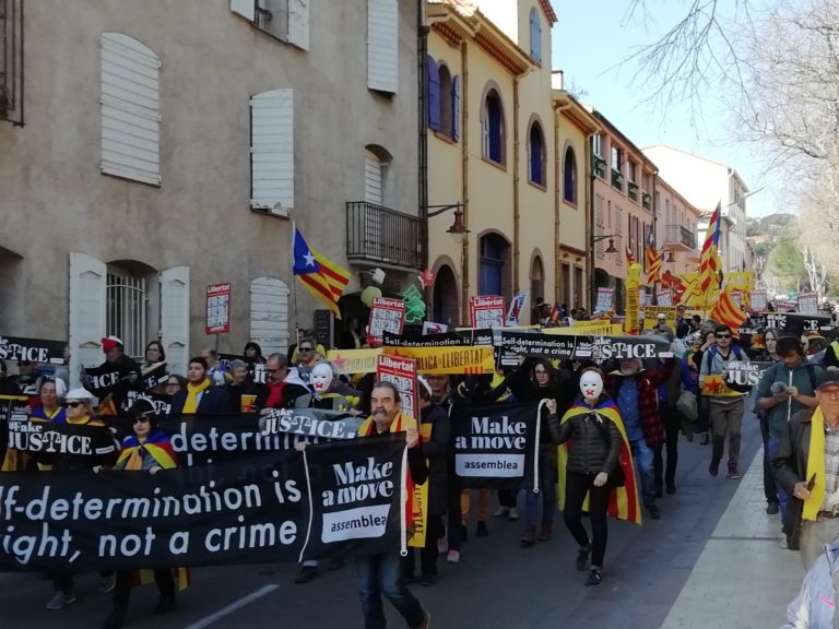 Unos 500 independentistas se concentran durante la visita de Sánchez a la tumba de Machado