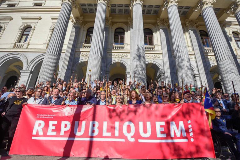 Cientos de alcaldes catalanes en Madrid preparando la manifestación “La Autodeterminación no es delito”