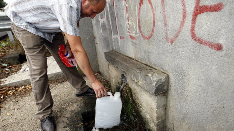 Cerca de 150.000 hogares españoles se acogen a mecanismos de ayuda social para el acceso a agua potable