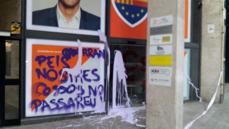 Lanzan pintura de madrugada contra las sedes de Cs y PP en Barcelona