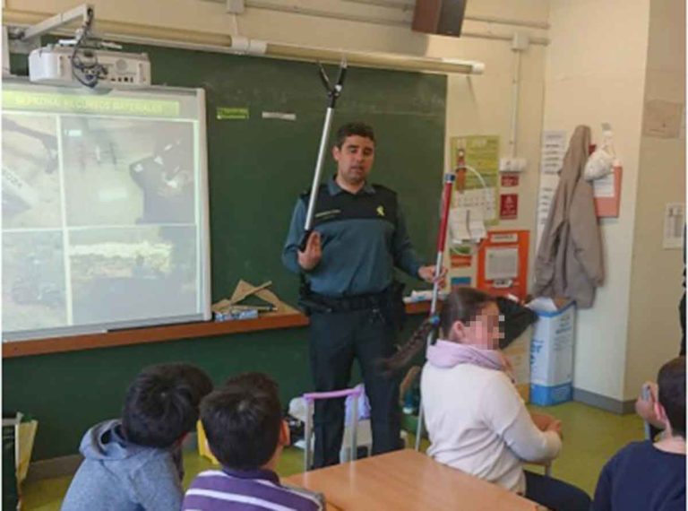 Un grupo de padres de una escuela de Barcelona denuncia la presencia de la Guardia Civil en las aulas