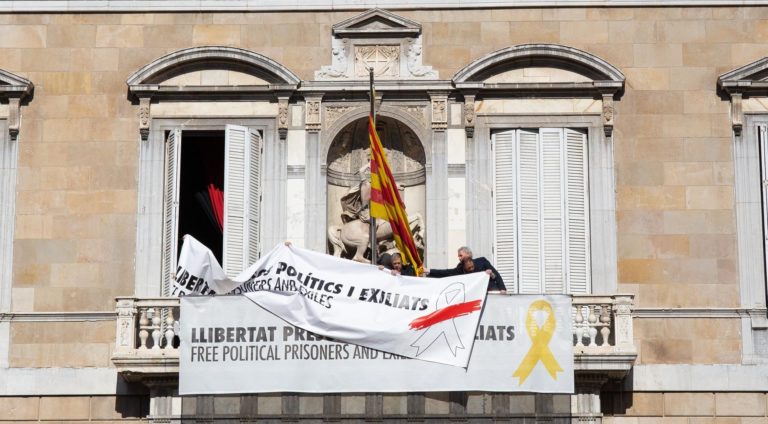 La Generalitat quita el lazo amarillo de su fachada pero mantiene el simbolismo con otro color