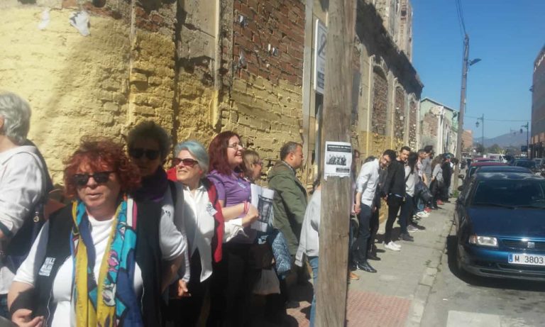 Cadena humana en Málaga en defensa del edificio histórico de LA MUNDIAL