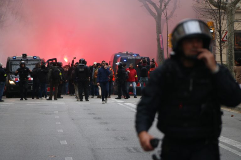 La violencia de los seguidores del Olímpico de Lyón presente en la previa del partido de Champions contra el Barça