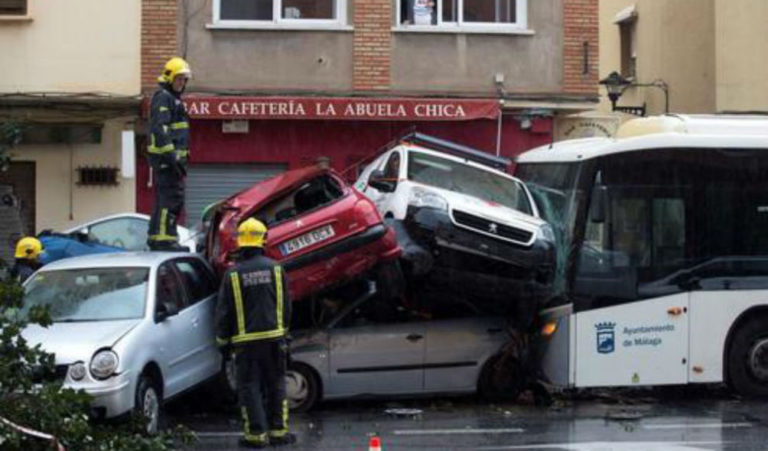 [Videos] Un autobús de la EMT perdió el control y arrolló al menos 9 vehículos en Málaga al sufrir su conductor un infarto