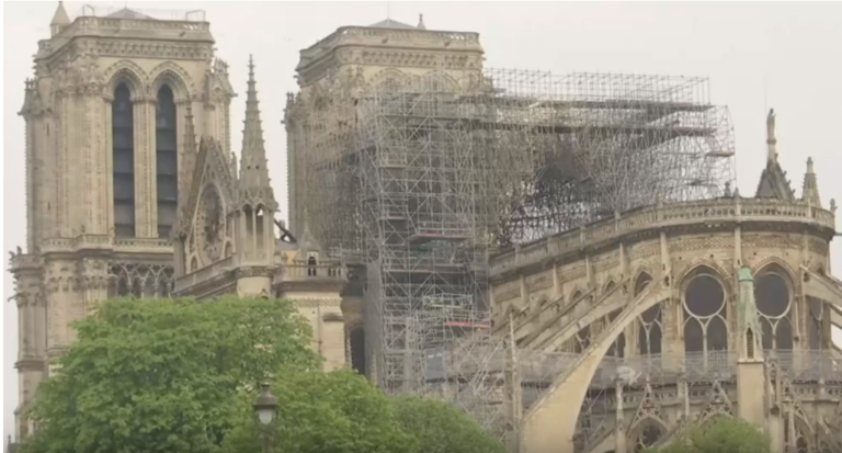 [Vídeo] Los Bomberos dan por controlado el fuego del devastador incendio en Notre-Dame que ha destruido el techo y la aguja central