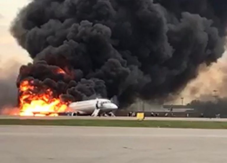 [Vídeo] 41 fallecidos en el aterrizaje de emergencia de un avión en llamas en Moscú