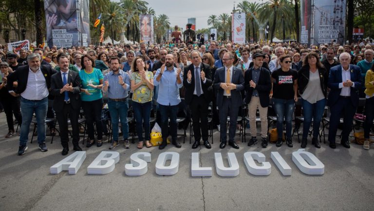 Òmnium reúne a autoridades, partidos y entidades por la absolución de los Presos Políticos