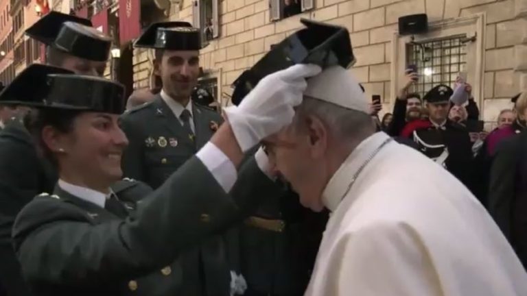 [Vídeo] La benemérita más rancia y represora le impone al Papa el tricornio en un acto de Roma