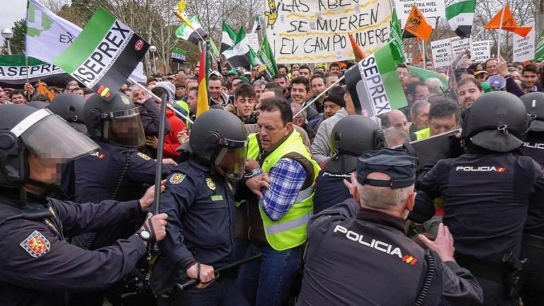 [Vídeo] Brutal represión policial con cargas y balas de goma a los agricultores de Extremadura