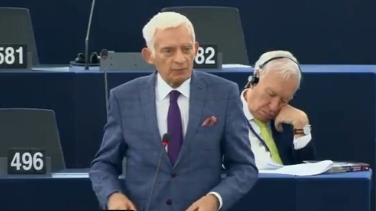 [Vídeo] Brutal imagen de #EspañaGlobal: Pillan a Margallo echando la Siesta en el Euoparlamento