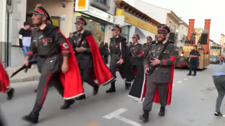 [Vídeo] Inadmisible rúa de Carnaval con una infame comparsa del Holocausto desde España