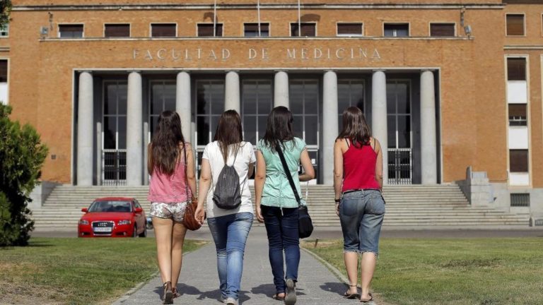 Madrid planificó «frenar la curva» del Covid-19 entre jóvenes con ‘influencers’, ‘famosos’ y ‘frikis’