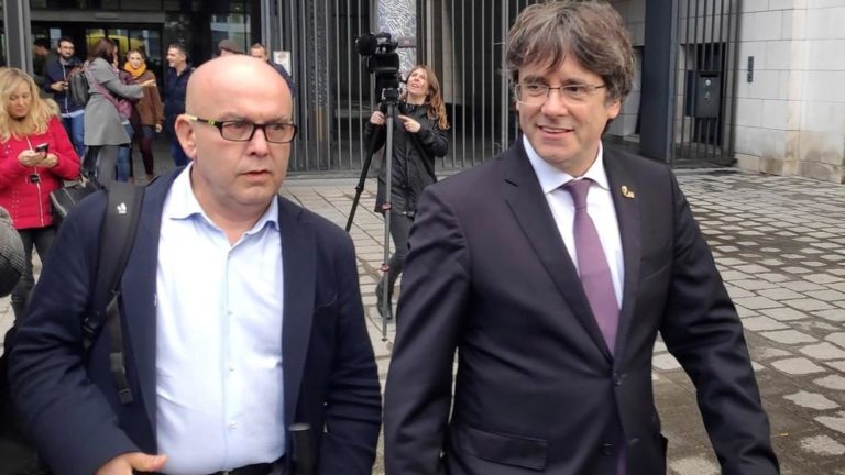 Guantazo de Boye: Van contra Puigdemont pero podrían acabar contra el Museo de su Reina Sofía