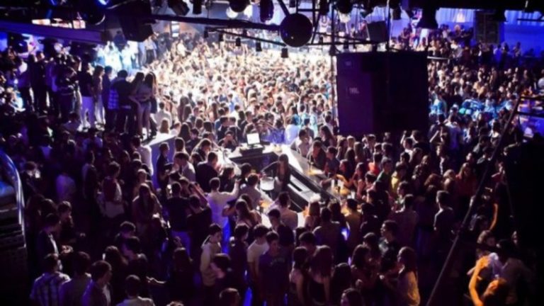 Pandemia #MarcaEspaña: Abarrotada la discoteca de Pachá en Madrid que no cierra por el Covid-19