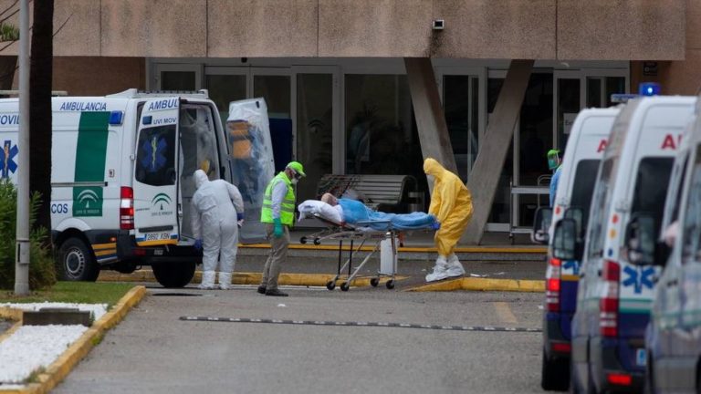 [Vídeo] Brutal #MarcaEspaña: Lanzan piedras a 27 ancianos con coronavirus y a la protección Policial