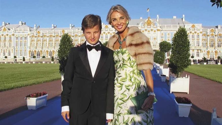 ¡Borbónes a borbotones!: El hijo de Corinna clavado al Rey Juan Carlos le llamaba papá