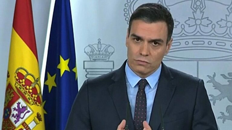 Sánchez le advierte a la UE que se la juega si sigue pasando, pero no manda cerrar ciudades, aunque bloquea actividades no esenciales por 15 días