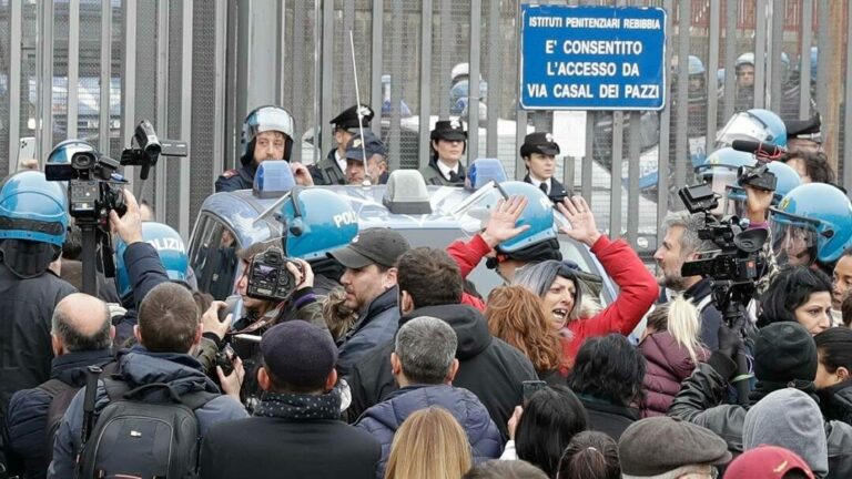 Atención: Graves tensiones en el sur de Italia con saqueos en supermercados y llamadas a la rebelión