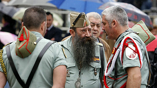 Defensa obliga a los militares un cursillo de buenas maneras para «empatizar tácticamente» en la calle