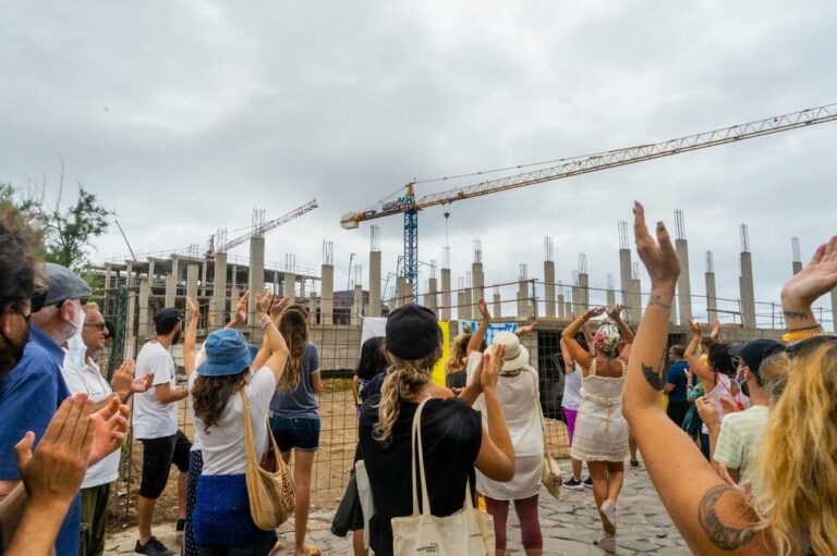 El juez decreta la paralización de la obra del hotel de La Tejita y las activistas descienden de la grúa