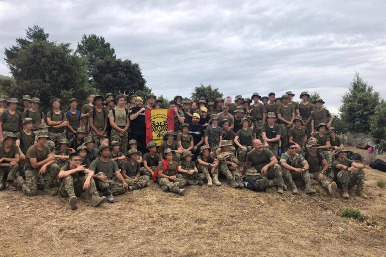 Un guardia civil retirado organiza campamentos de verano militares para adoctrinar niños soldado