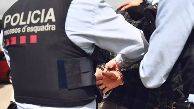 Detenidos 2 jóvenes vinculados a la extrema derecha por agresiones y robo en Barcelona