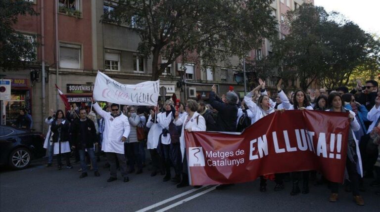 Los médicos de la sanidad pública de Catalunya convocan una huelga para enero