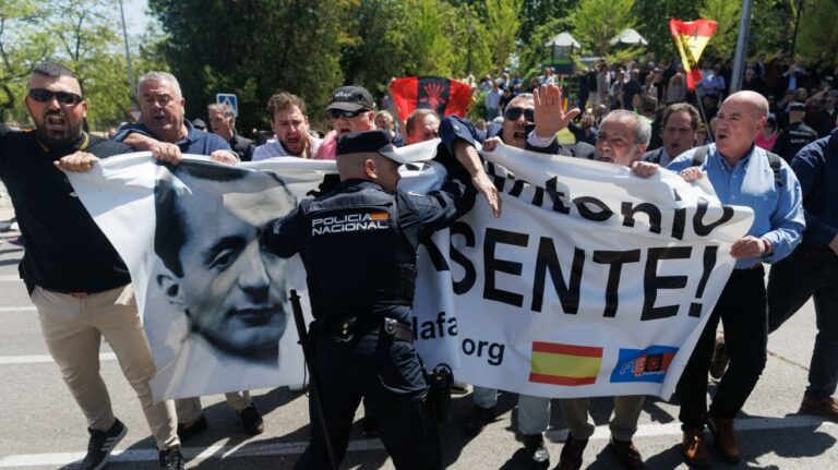 Tensión, cánticos y acciones fascistas ilegales en el cementerio donde entierran a Primo de Rivera después de exhumarlo