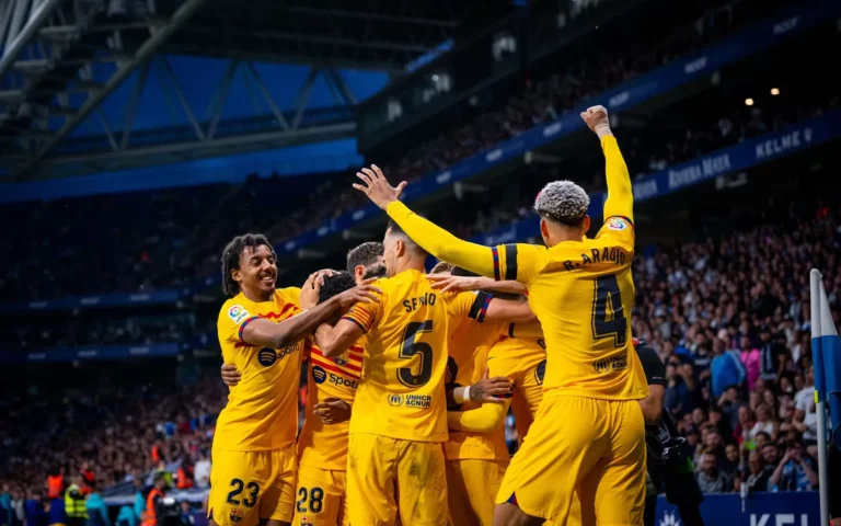 El Barcelona golea al Español y se proclama campeón de Liga en Cornellà ante el asalto de los radicales