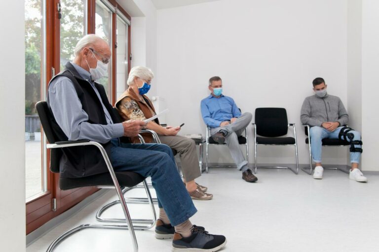 La mascarilla en los centros de salud de España se aproxima a su fin