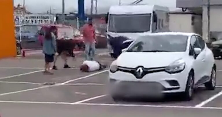 Vídeo | Brutal paliza con barras de hierro a un hombre de unos 60 años en un aparcamiento