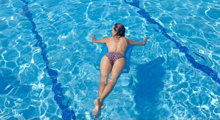 Permitido hacer ‘topless’ en las piscinas públicas de Catalunya: «Prohibirlo es una discriminación»